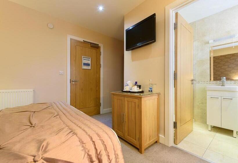 Номер Basic, The Britannia Inn & Waves Restaurant