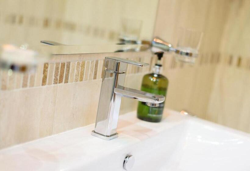 Трехместный Номер Superior, The Britannia Inn & Waves Restaurant