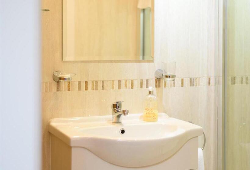 Номер Basic, The Britannia Inn & Waves Restaurant