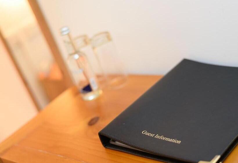 Номер Basic, The Britannia Inn & Waves Restaurant