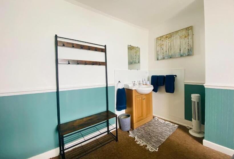 غرفة قياسية حمام مشترك, The Angove