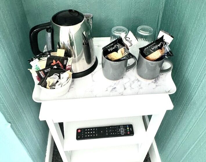 غرفة قياسية حمام مشترك, The Angove