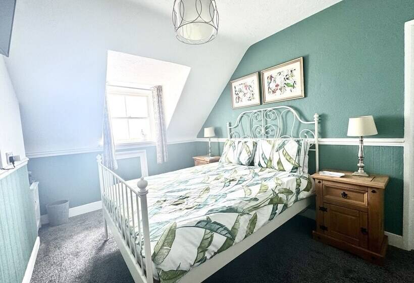 غرفة قياسية حمام مشترك, The Angove