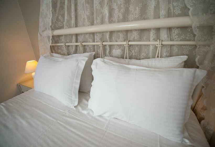 اتاق استاندارد با چشمانداز دریا, Saga