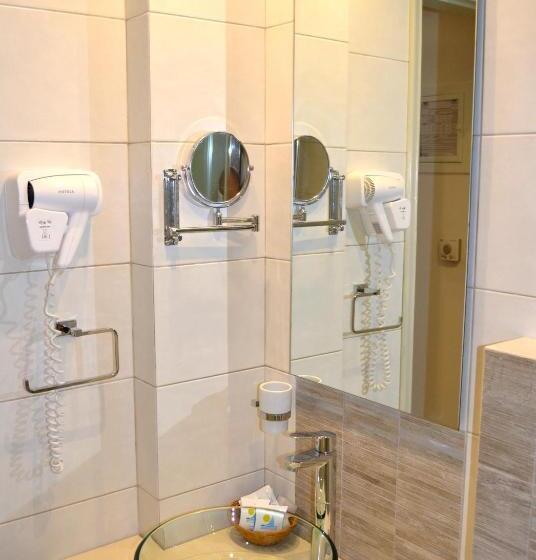 اتاق خانوادگی, Saga