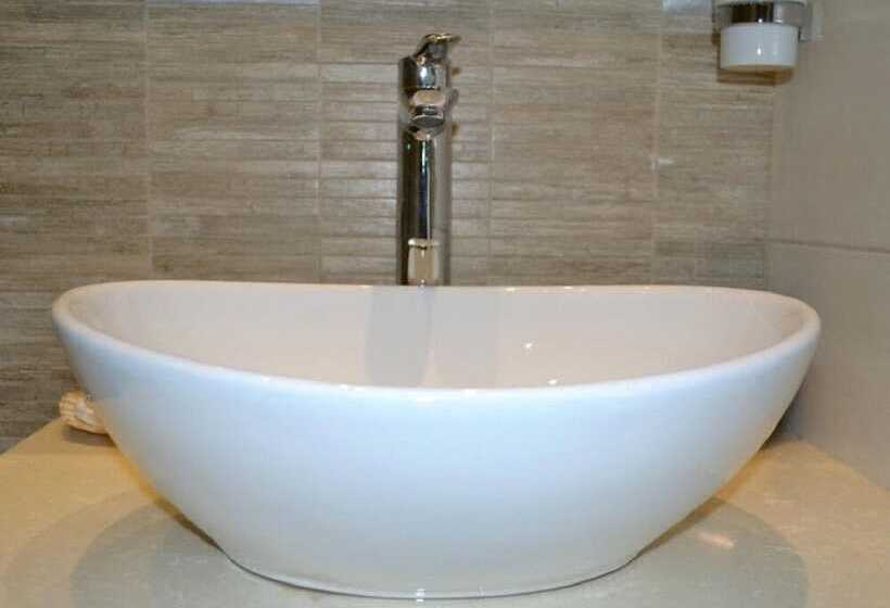 اتاق خانوادگی, Saga