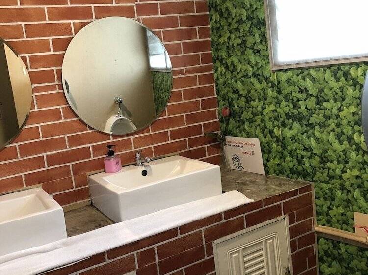 اتاق استاندارد با سرویس بهداشتی مشترک, Vx The Fifty