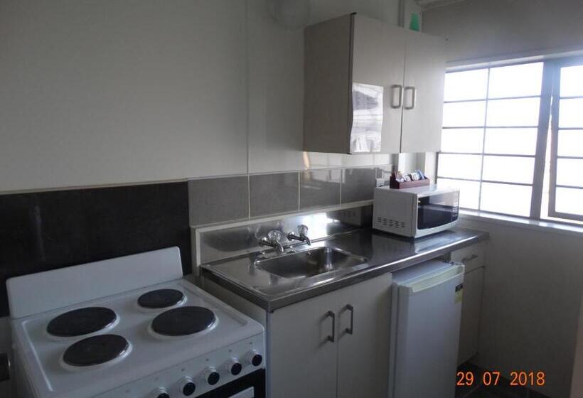 إستوديو قياسى, Ambassador Motel