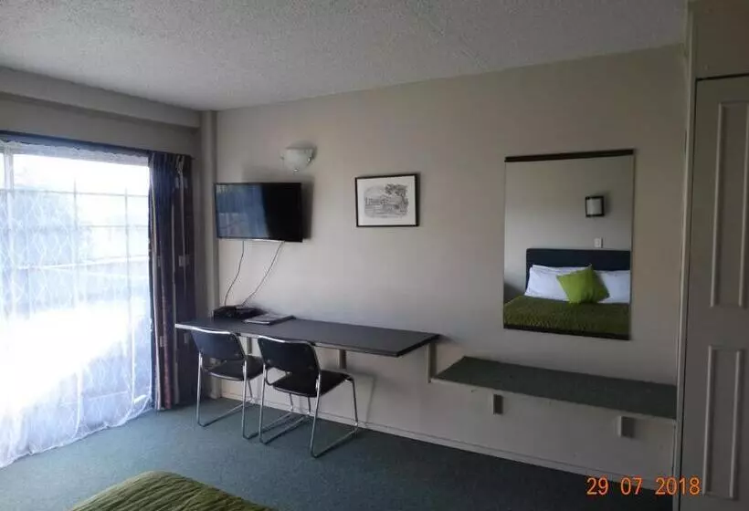 スタンダードスタジオ, Ambassador Motel