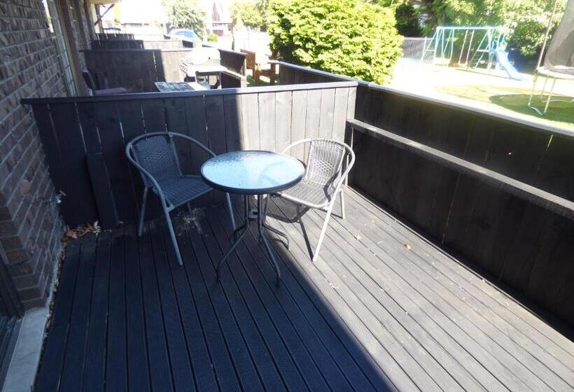 إستوديو قياسى, Ambassador Motel