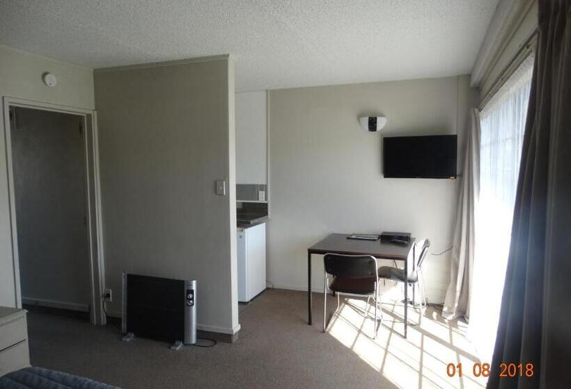 شقة عائلية, Ambassador Motel