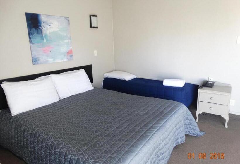 شقة عائلية, Ambassador Motel