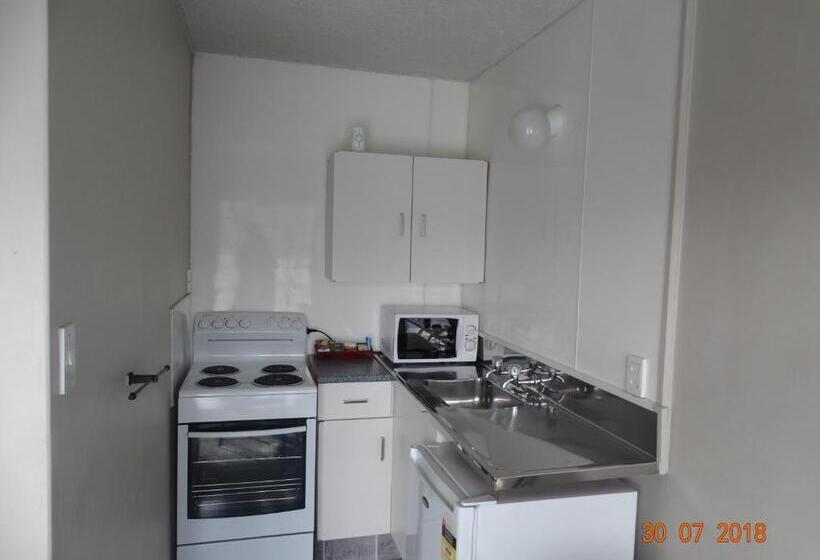 شقة عائلية, Ambassador Motel