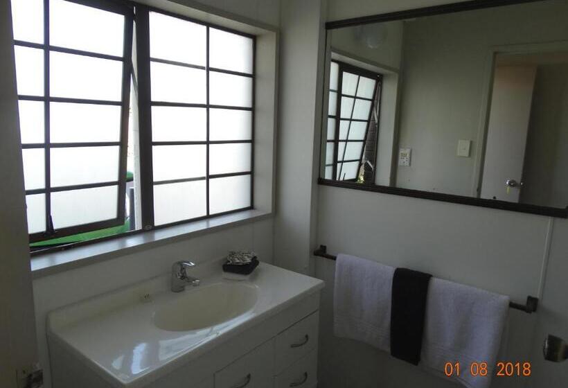 شقة عائلية, Ambassador Motel