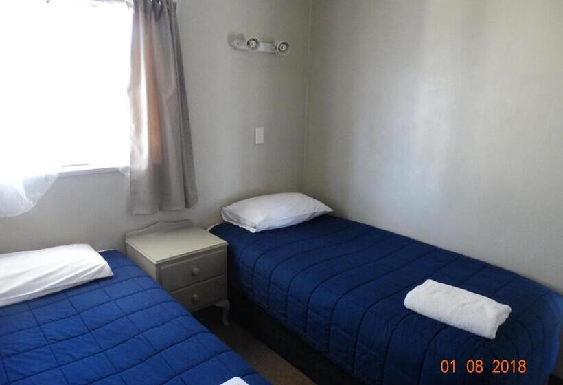 شقة عائلية, Ambassador Motel