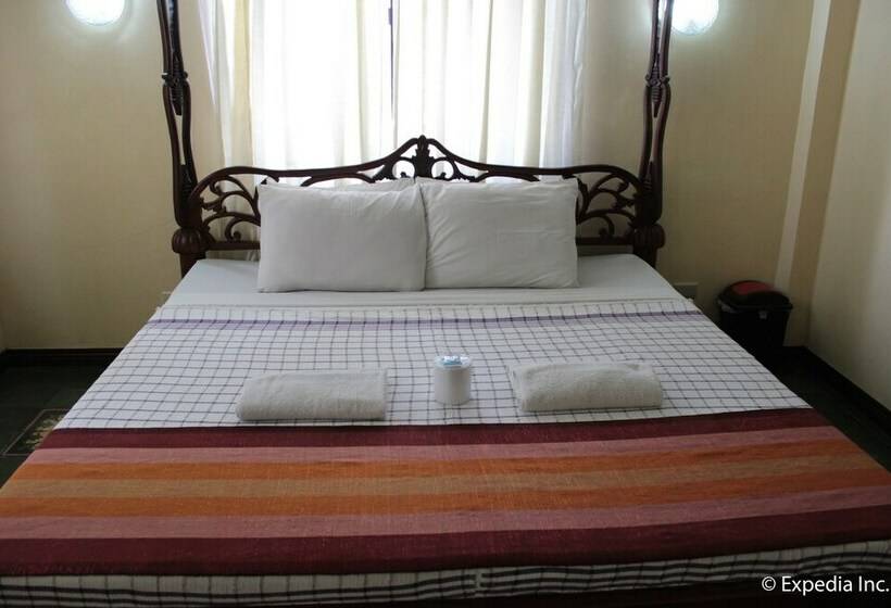 غرفة عائلية, Casa Rica