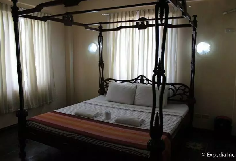Perhehuone, Casa Rica