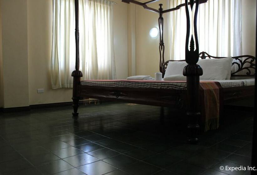 غرفة عائلية, Casa Rica