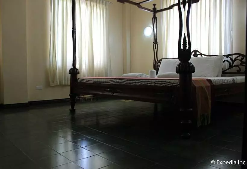 Perhehuone, Casa Rica