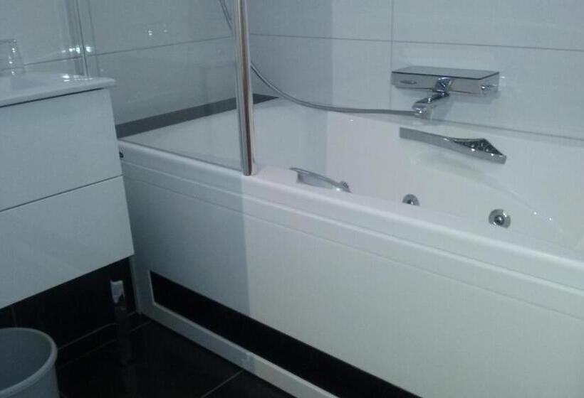 اتاق استاندارد با وان آب گرم, Des Bois