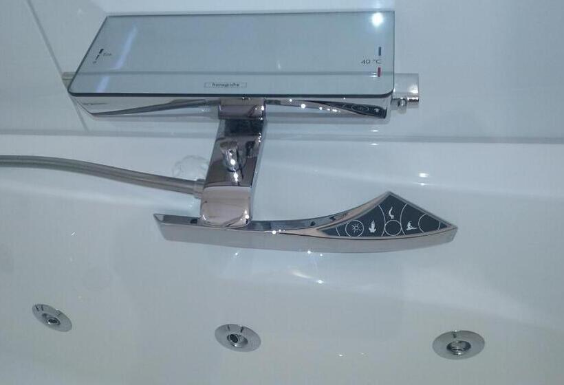 اتاق استاندارد با وان آب گرم, Des Bois