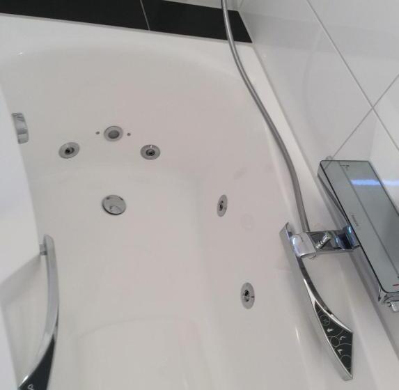 اتاق استاندارد با وان آب گرم, Des Bois