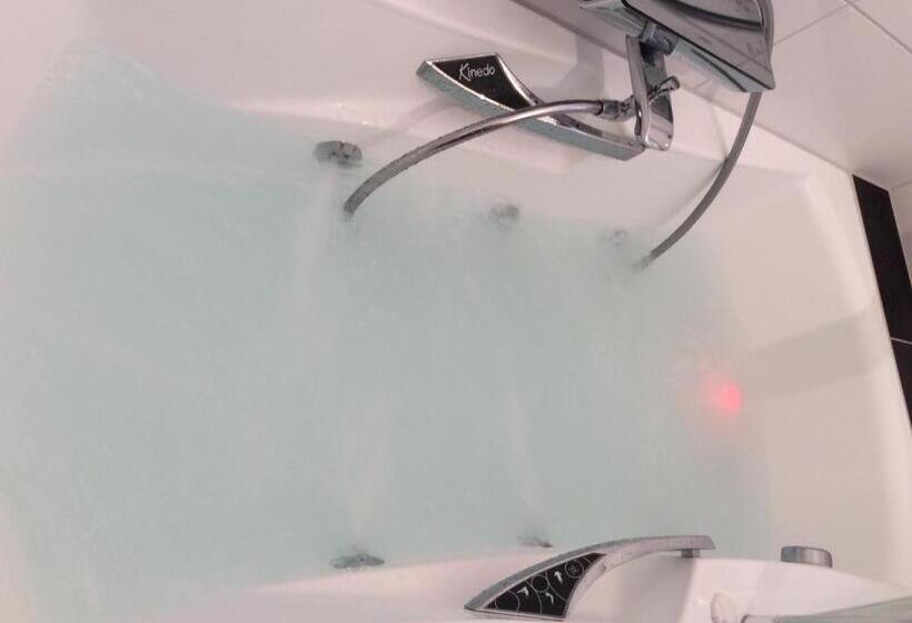 اتاق استاندارد با وان آب گرم, Des Bois