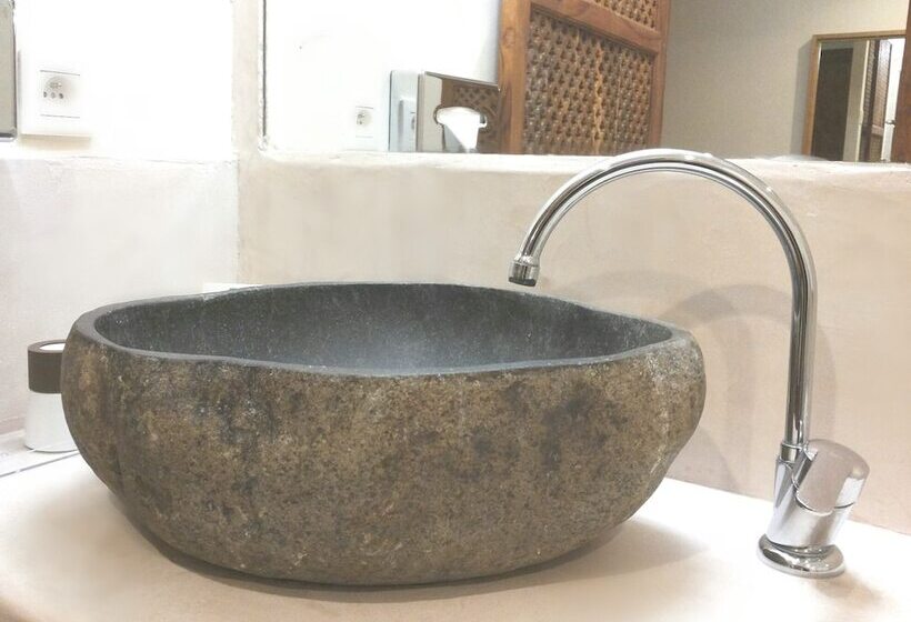 标准单人间, La Garbine