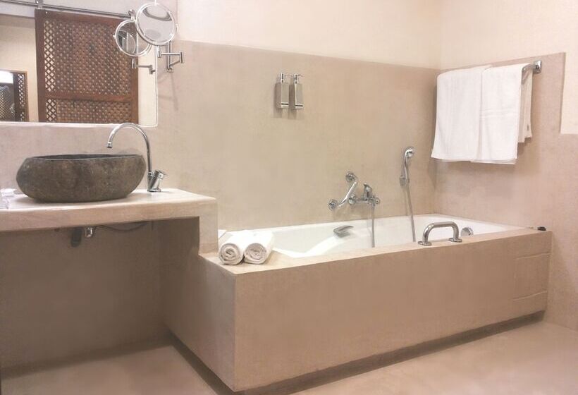 标准单人间, La Garbine