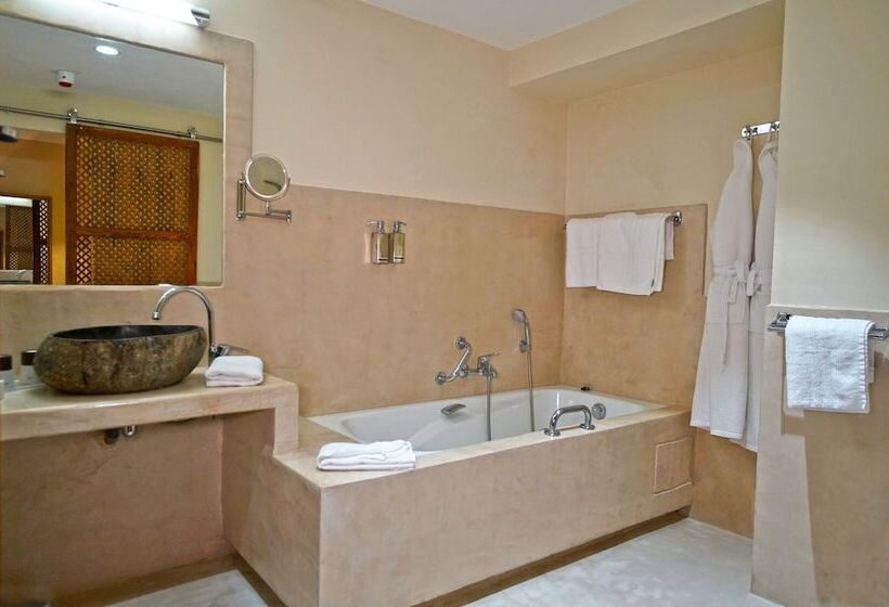 标准单人间, La Garbine