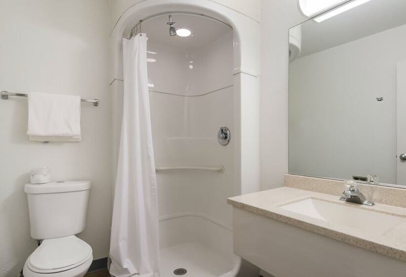 غرفه قياسيه سريرين مزدوجين, Rodeway Inn Greeley