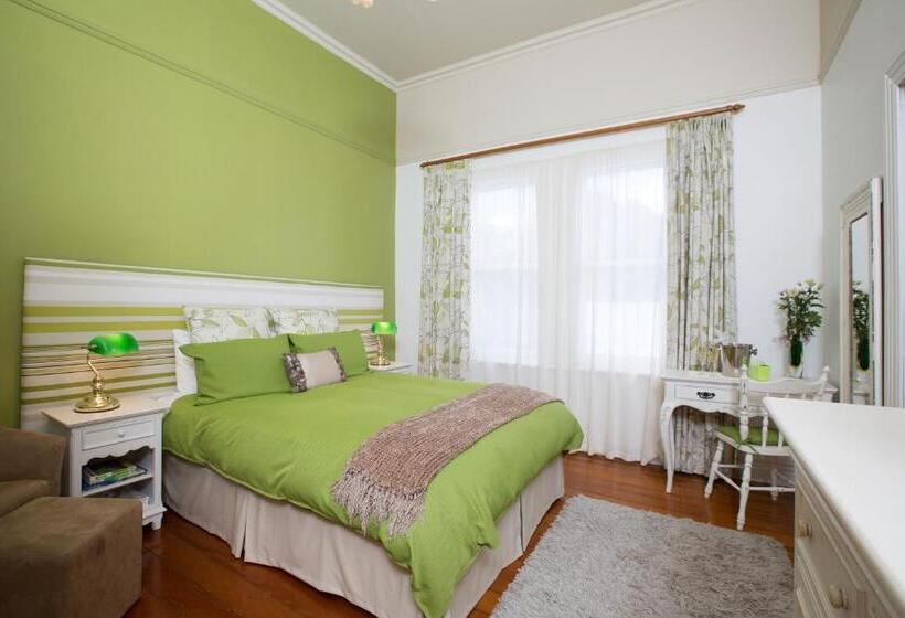 סטודיו דלוקס, Tairoa Lodge