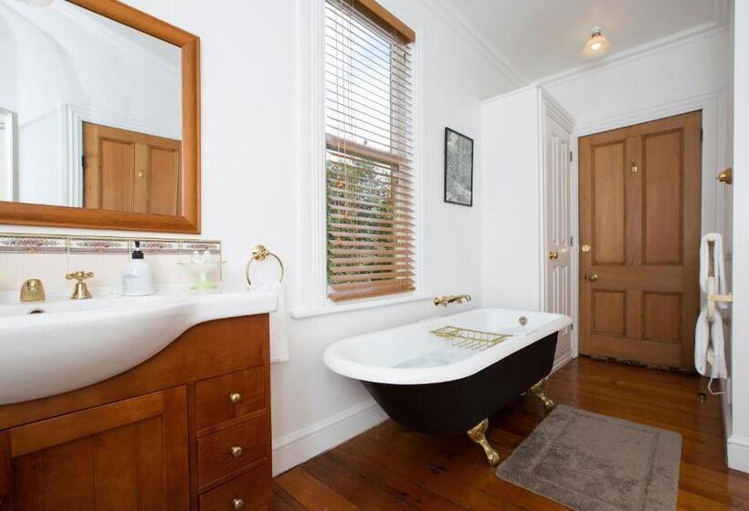 סטודיו דלוקס, Tairoa Lodge