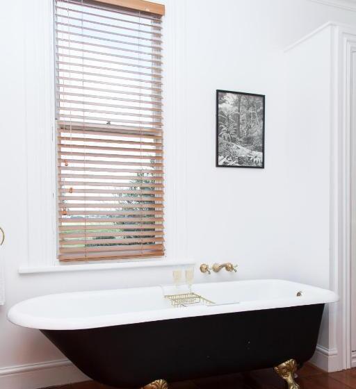 סטודיו דלוקס, Tairoa Lodge