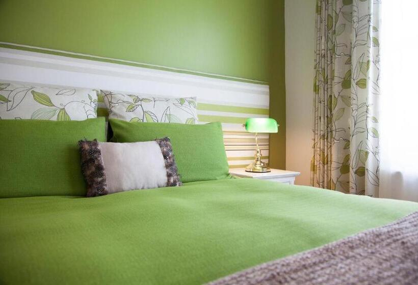 סטודיו דלוקס, Tairoa Lodge