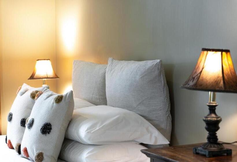 חדר סטודיו סטנדרד, The White Swan