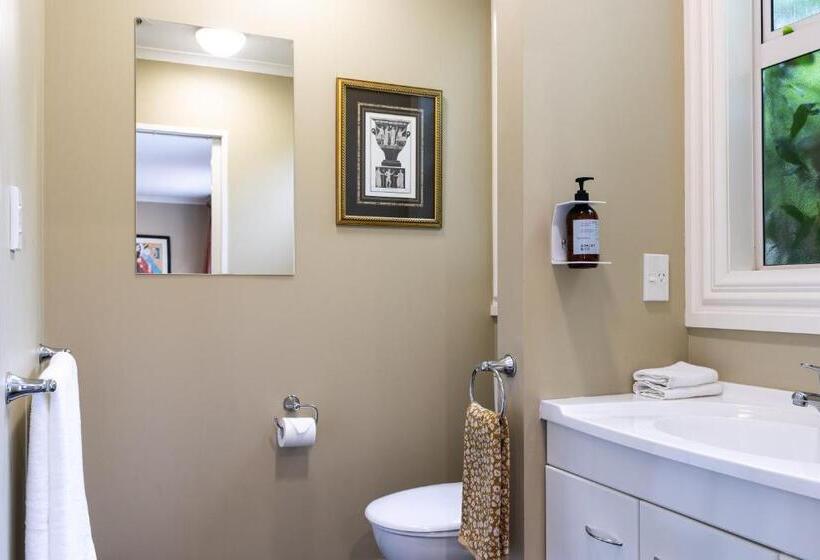 סוויטה, The White Swan