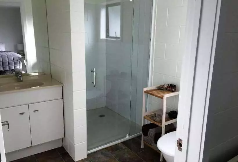 Standard-studio, Mackenzie Motels