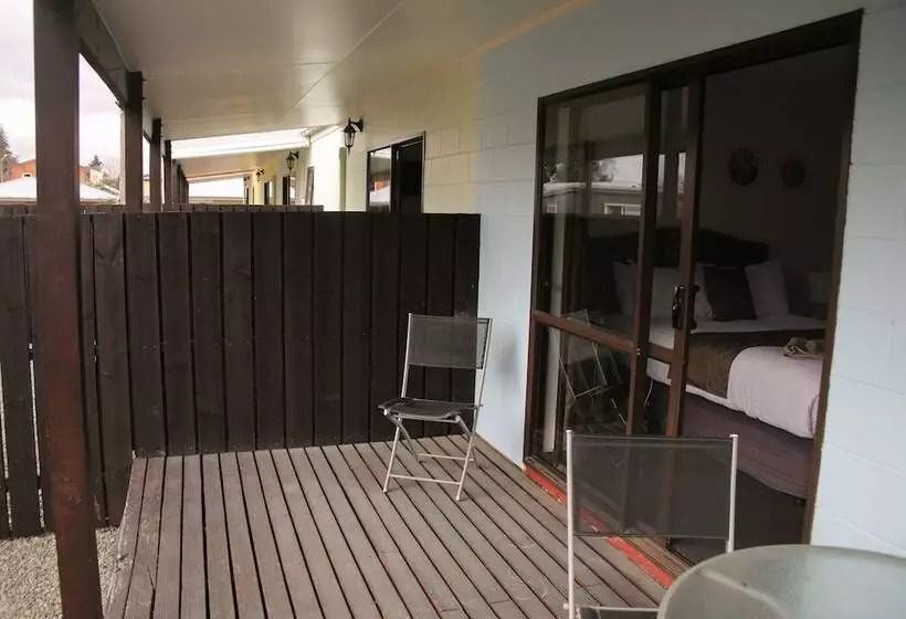 Standard-studio, Mackenzie Motels