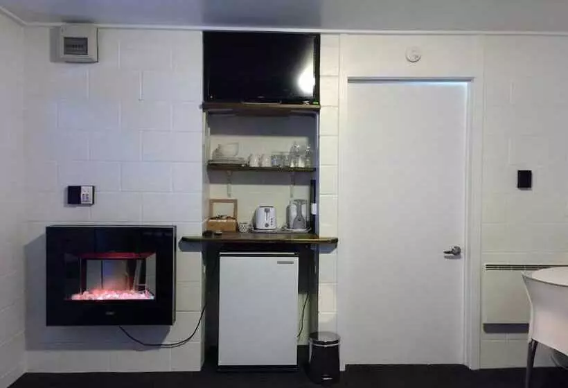 Standard-studio, Mackenzie Motels
