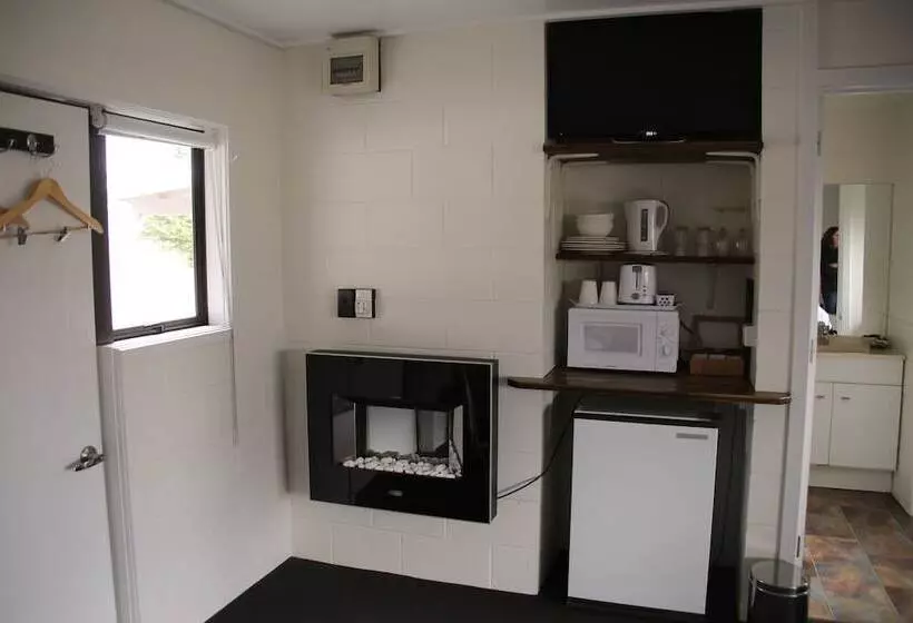 Standard-studio, Mackenzie Motels