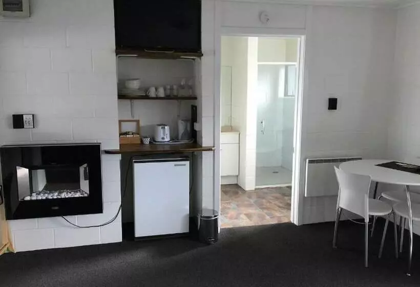 Standard-studio, Mackenzie Motels