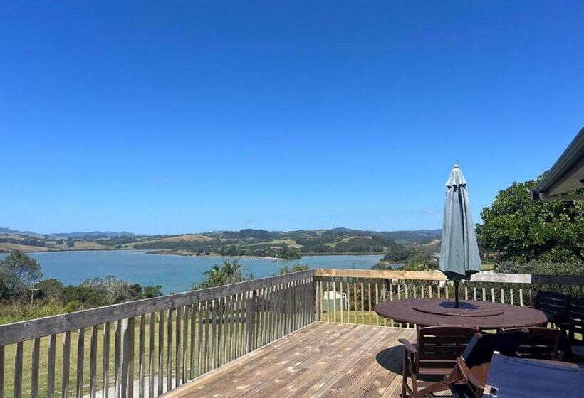 חדר משפחתי, Ranui Lodge