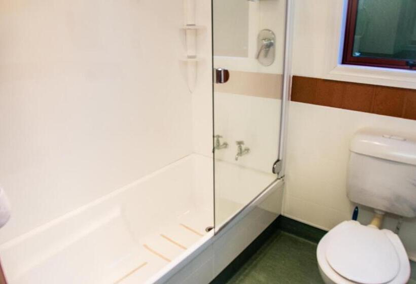 استودیوی استاندارد, Red Tussock Motel