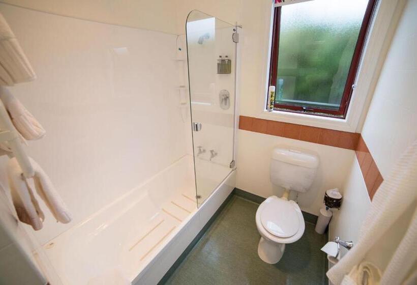 استودیوی استاندارد, Red Tussock Motel