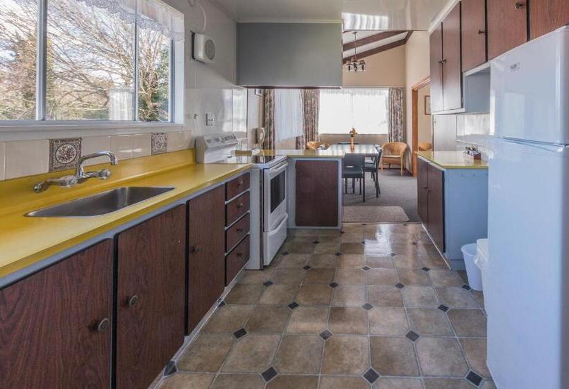 Апартаменты 3 Спальни, Red Tussock Motel