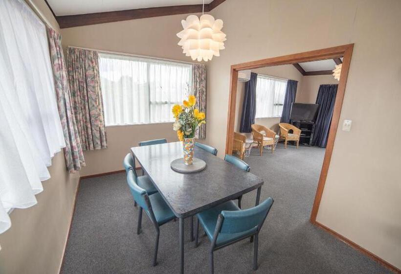 آپارتمان 3 خوابه, Red Tussock Motel