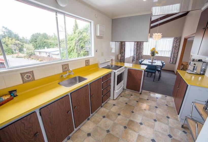 آپارتمان 3 خوابه, Red Tussock Motel