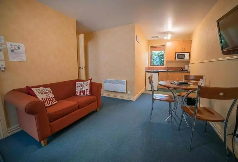 اتاق استاندارد برای معلولان, Red Tussock Motel