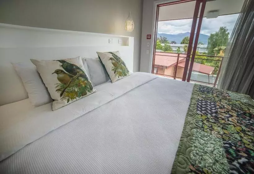 استودیوی لوکس, Red Tussock Motel